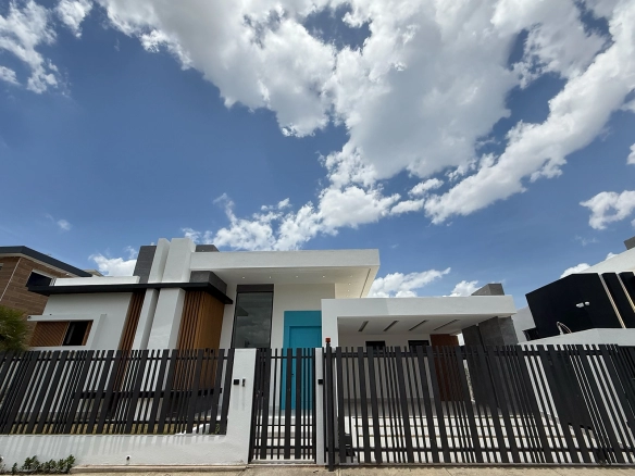 Casa en proyecto cerrado Llanos de Gurabo