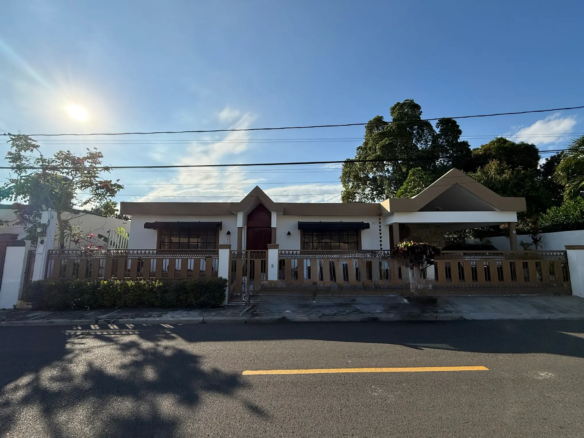 Casa en Llanos de Gurabo (Sr. Rios)